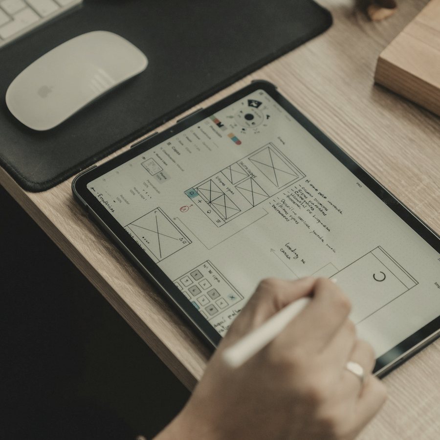 Maquette de site esquissée au stylet sur une tablette