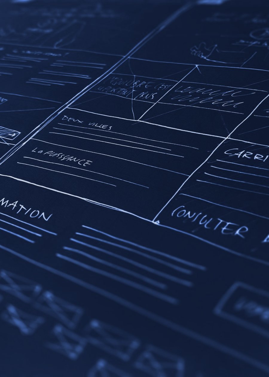 Plans de site esquissés sur fond bleu nuit